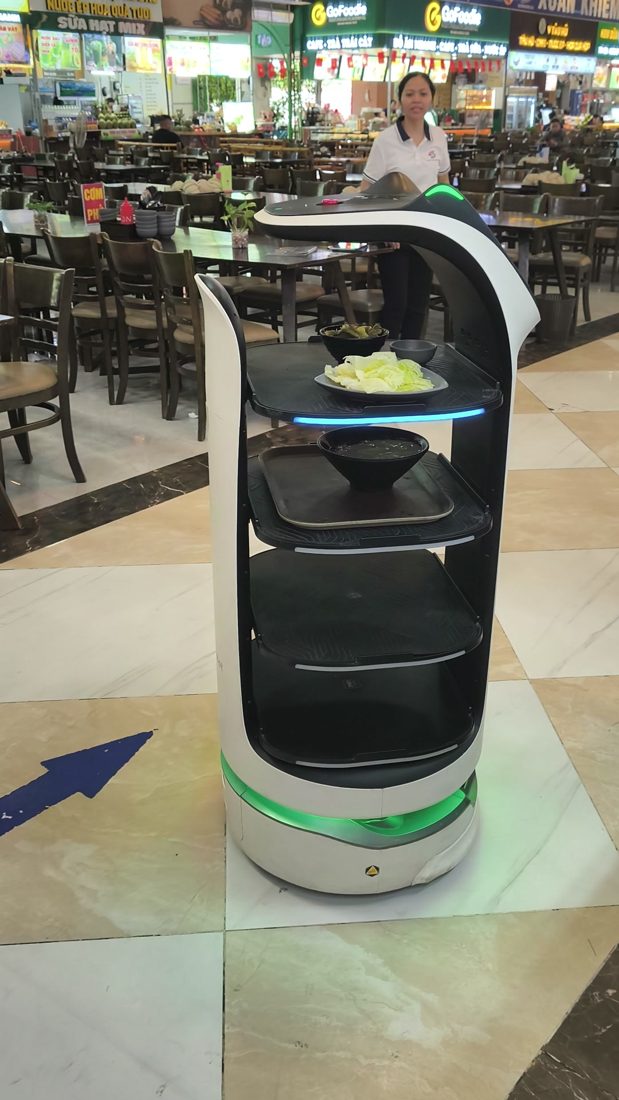 BellaBot chở món trong khu ẩm thực Xuân Khiêm Plaza