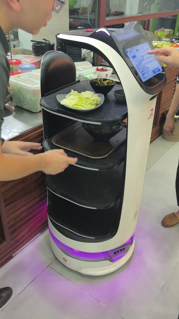 Nhân viên đặt món lên BellaBot
